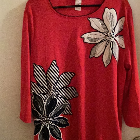 Alfred Dunner Vibrant Red Flower Top Size 1X - Picture 5 of 7